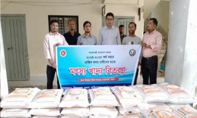 বোয়ালখালীতে ১৩০ মৎস্যচাষী পেলেন মাছের খাদ্য