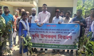 হরিরামপুরে কৃষক ও শিক্ষার্থীদের মাঝে ফলদ ও ঔষধি গাছের চারা বিতরণ