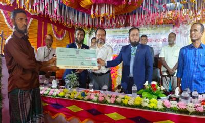 সাদুল্লাপুরে আল-আরাফাহ ইসলামী ব্যাংকের উদ্যোগে প্রান্তিক কৃষকদের মাঝে বিনিয়োগের চেক বিতরণ