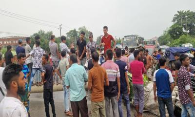 রূপগঞ্জে শ্রমিকদের বকেয়া বেতনের দাবিতে মহাসড়ক অবরোধ