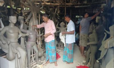 বোয়ালখালীর ১৬৭টি মণ্ডপে চলছে দূর্গাপুজার শেষ মুহূর্তের প্রস্তুতি