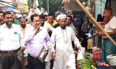 ফরিদগঞ্জে সাবেক এমপি লায়ন মোঃ হারুনুর রশিদের ব্যাপক গণসংযোগ ও লিফলেট বিতরণ