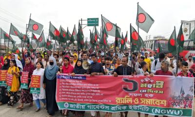 মে দিবসে ৭ দফা দাবিতে আশুলিয়ায় শ্রমিকদের বিক্ষোভ