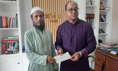 ভল্কহেডের ধাক্কায় নিখোঁজ রায়হানের পরিবারকে জেলা প্রশাসনের অনুদান