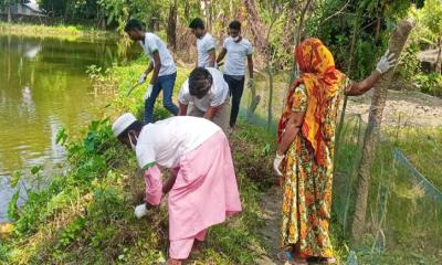 বাউফলে স্বেচ্ছায় পরিষ্কার-পরিচ্ছন্নতার উদ্যোগে স্প্রেইড হিউম্যানিটি