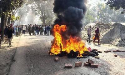 কাভার্ডভ্যানের চাপায় নিহত ৩ , বিক্ষুব্ধ জনতার সড়ক অবরোধ