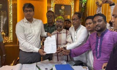 শ্রীপুর পৌরসভার প্রশাসককে বর্ধিত কর কমানোর দাবি জানিয়ে স্মারকলিপি প্রদান