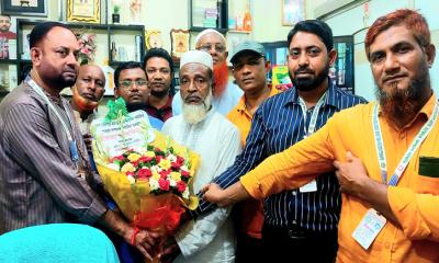 পাটকেলঘাটা গ্রাম ডাক্তার কল্যাণ সমিতির পক্ষ থেকে গ্রাম ডাক্তার মাহবুবুর রহমানকে ফুলের শুভেচ্ছা