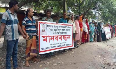 শার্শায় সাংবাদিকের বিরুদ্ধে মিথ্যা মামলা প্রত্যাহার ও মুক্তির দাবিতে মানববন্ধন