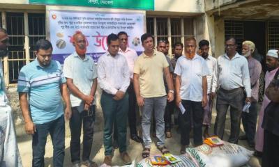 কেন্দুয়ায় কৃষকদের মাঝে বিনামূল্যে বীজ ও সার বিতরণ