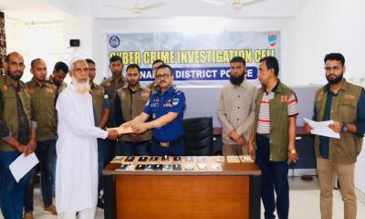 নড়াইলে হারিয়ে যাওয়া মোবাইল ও নগদ টাকা ভুক্তভোগীদের কাছে হস্তান্তর