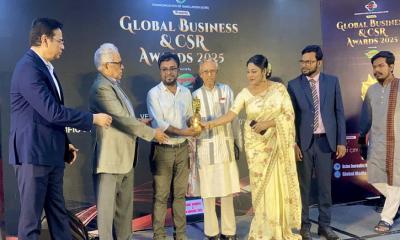 গ্লোবাল বিজনেস অ্যান্ড সিএসআর অ্যাওয়ার্ডস পেলেন সাংবাদিক ওমর ফারুক