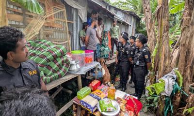 পটুয়াখালীতে বৃদ্ধাকে র‌্যাবের মানবিক সহায়তা প্রদান