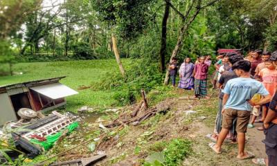 ডাসারে পিকআপ উল্টে খাদে, প্রাণ গেল ব্যবসায়ীর