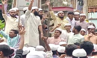 ময়মনসিংহে শিশু বলৎকারকারীর বহিষ্কারের দাবিতে মাদরাসা শিক্ষার্থীদের বিক্ষোভ