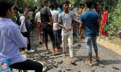 চাঁপাইনবাবগঞ্জে সড়ক সংস্কারে অনিয়মের অভিযোগ