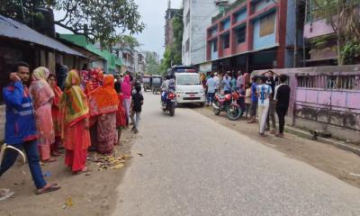 ফ্যানের সঙ্গে ঝুলছিল গৃহবধূর মরদেহ, দরজা ভেঙে উদ্ধার করল পুলিশ