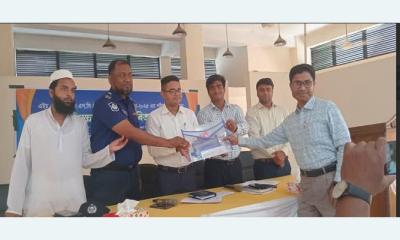 সাদুল্লাপুরে এইচএসসি ও সমমান পরীক্ষার্থীদের মাঝে শিক্ষা উপকরণ বিতরণ