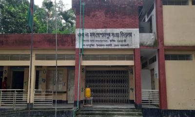 সাড়ে দশটায় আসেন শিক্ষক, দপ্তরীর ব্যস্ততা বাড়ির কাজে
