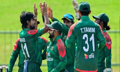 সাকিবের পর তানভীরের আঘাত, চাপে শ্রীলঙ্কা