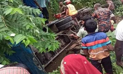 শেরপুরে নিয়ন্ত্রণ হারিয়ে বাস পুকুরে পড়ে; ৩ মাস বয়সী শিশুর মৃত্যু