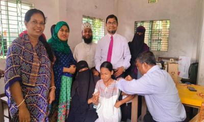 বোয়ালখালীতে টাইফয়েড টিকা ক্যাম্পেইন পরিদর্শনে সিভিল সার্জন