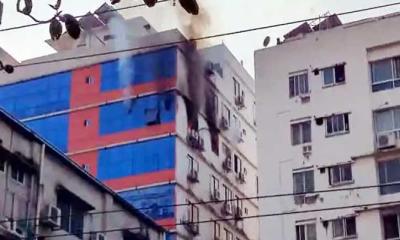 রাজধানীর বিজয়নগরে বহুতল ভবনে আগুন