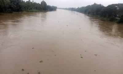 মান্দায় আত্রাই নদীর পানি বিপৎসীমা ছুঁইছুঁই