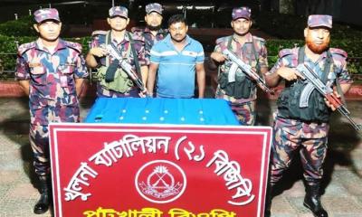 বেনাপোল সীমান্তে দুই কোটি টাকার স্বর্ণসহ চোরাকারবারী আটক