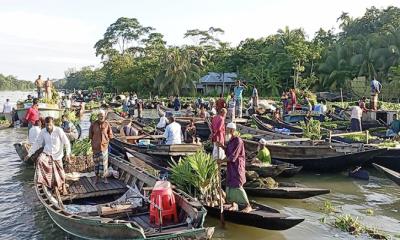 পিরোজপুরের নাজিরপুরে বেলুয়া নদীর ভাসমান সবজির হাট