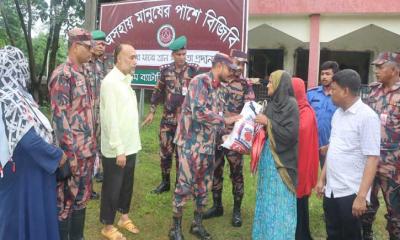 আলীকদমে বন্যার্ত ৮০ পরিবারের মাঝে বিজিবির ত্রাণ বিতরণ