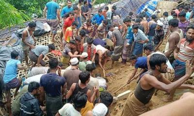বন্যা ও পাহাড়ধসে ৪ জেলায় ৩০ জনের মৃত্যু