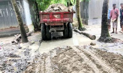 সরিষাবাড়ীতে ব্যক্তিগত উদ্যোগে চরাঞ্চলের কাদাময় ও ভাঙাচোরা রাস্তা সংস্কার