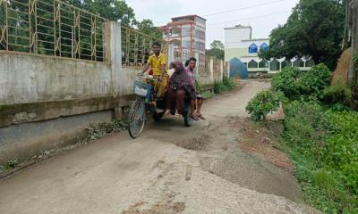 ফরিদপুরে সড়ক ধসে দুর্ভোগে এলাকাবাসী