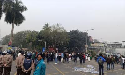 ফার্মগেটে সড়ক অবরোধ, যান চলাচল বন্ধ