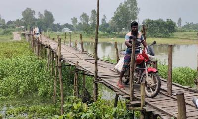 ৫০ হাজার মানুষের ভরসা নড়বড়ে বাঁশের সাঁকো, ঝুঁকিপূর্ণ চলাচল