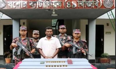 যশোরে ১৭টি সোনার বারসহ যুবক আটক