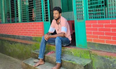 বিয়ের দাবিতে ফাঁসির দড়ি হাতে মেয়ের বাড়িতে ছেলের অনশন