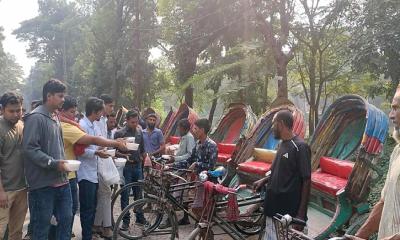 খালেদা জিয়ার সুস্থতায় জাবিতে সুবিধাবঞ্চিতদের মাঝে ছাত্রদল নেতার খাদ্য বিতরণ 