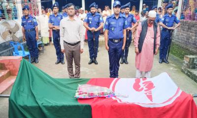 কুড়িগ্রামে বীর মুক্তিযোদ্ধা আব্দুল আজিজ সরকারকে রাষ্ট্রীয় মর্যাদায় দাফন