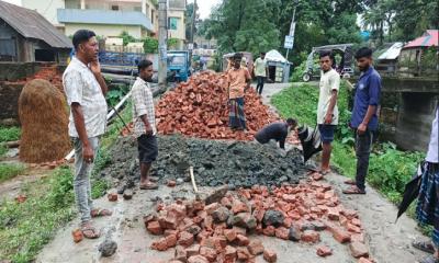 সরাইলে ধীতপুর এলাকাবাসীর উদ্যোগে কাঁচা রাস্তা মেরামত