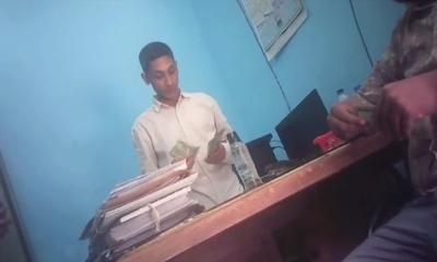 ঘুষের টাকা গুনে গুনে বুঝে নেন ,চুয়াডাঙ্গা জনস্বাস্থ্য প্রকৌশল অধিদপ্তরের ক্যাশিয়ার উজ্জ্বল বড়ুয়া