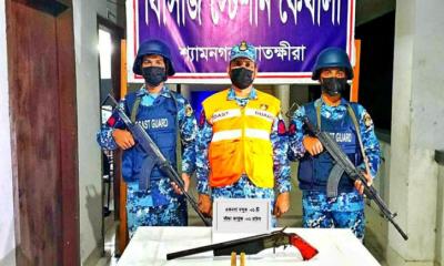 সুন্দরবনের মাউন্দে কোস্ট গার্ডের অভিযানে একনলা বন্দুক ও কার্তুজ জব্দ