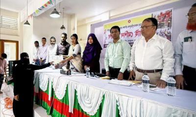 চরভদ্রাসনে পঞ্চাশ নারীকে সেলাই মেশিন বিতরণ