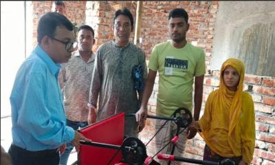 পা হারানো মিঠুনের পাশে ইউএনও আলীমুজ্জামান মিলন, দিলেন ট্রাইসাইকেল
