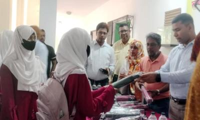 তানোর পৌরসভায় শিক্ষার্থীদের মাঝে ছাতা বিতরণ