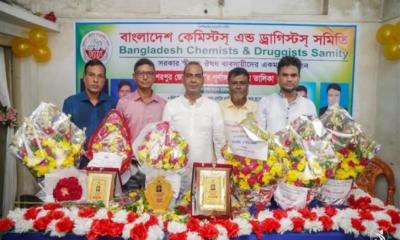 শেরপুরে কেমিস্টস এন্ড ড্রাগিস্টস সমিতির নতুন কমিটিকে ফুলেল শুভেচ্ছা