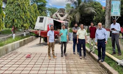 বাকৃবির ব্যস্ত সড়ক সংস্কারে সরেজমিনে উপাচার্যের পরিদর্শন