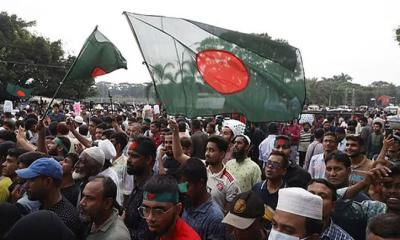 বৃষ্টি উপেক্ষা করে মানিক মিয়া অ্যাভিনিউয়ে  জনতার ঢল