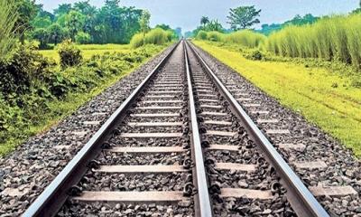 ট্রেনে কাটা পড়ে যুবতীর রহস্যজনক মৃত্যু